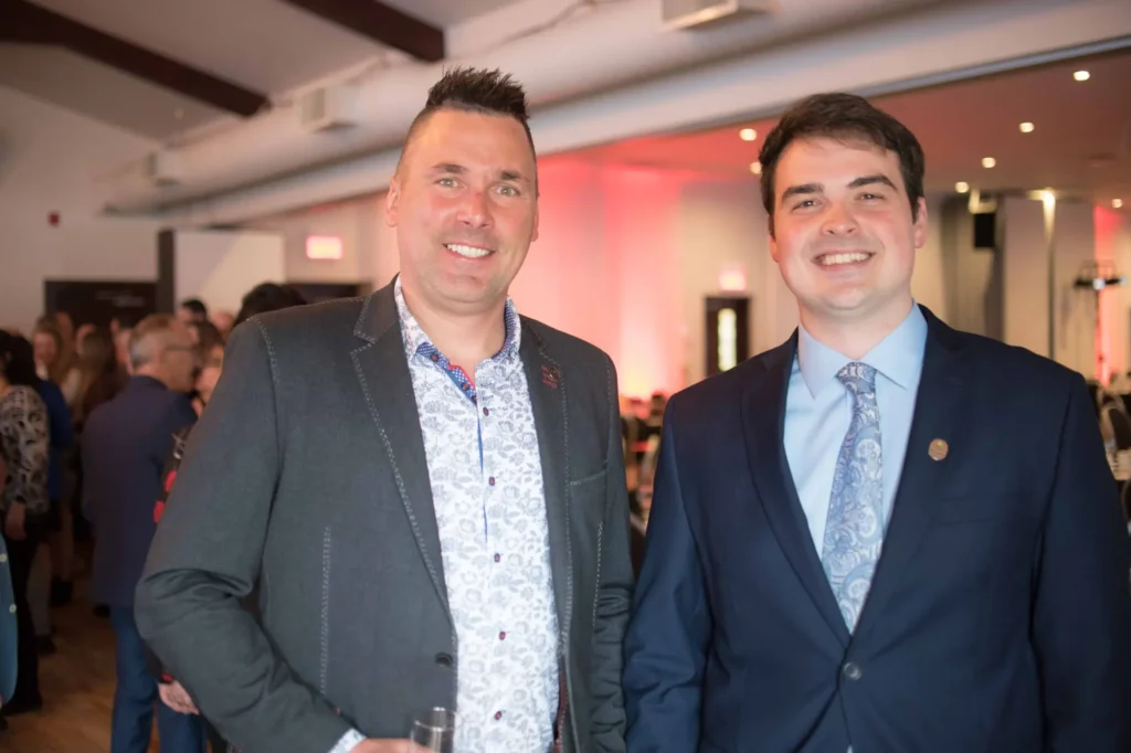 Deux hommes en costume lors d’un événement