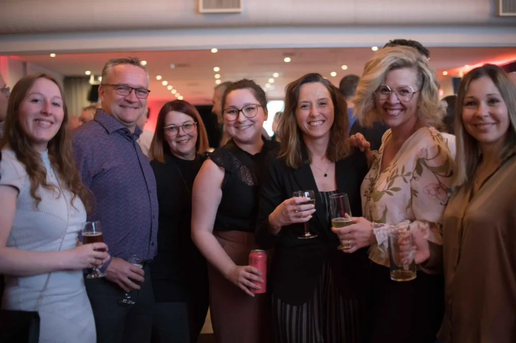 Groupe d'amis souriant lors d'une soirée intérieure