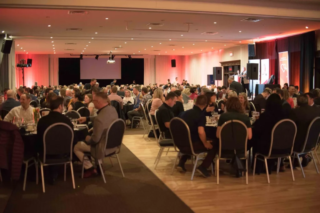 Dîner de gala dans grande salle événementielle