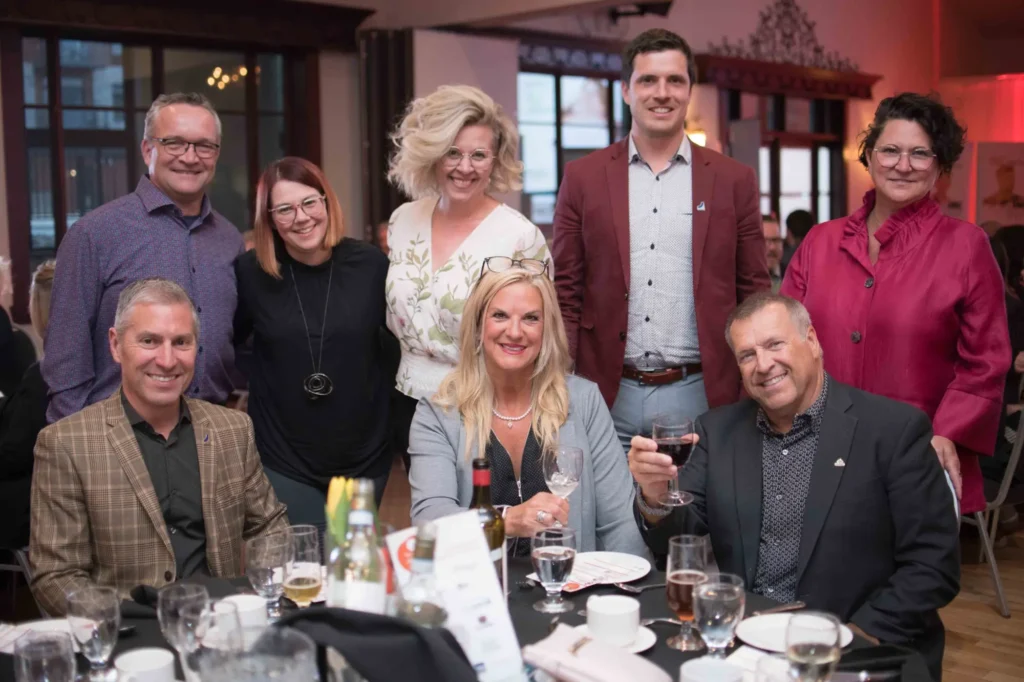 Groupe d’adultes souriants lors d’un dîner festif