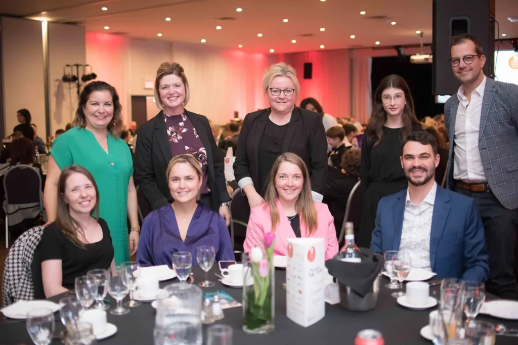 Groupe de professionnels lors d’un dîner d’entreprise