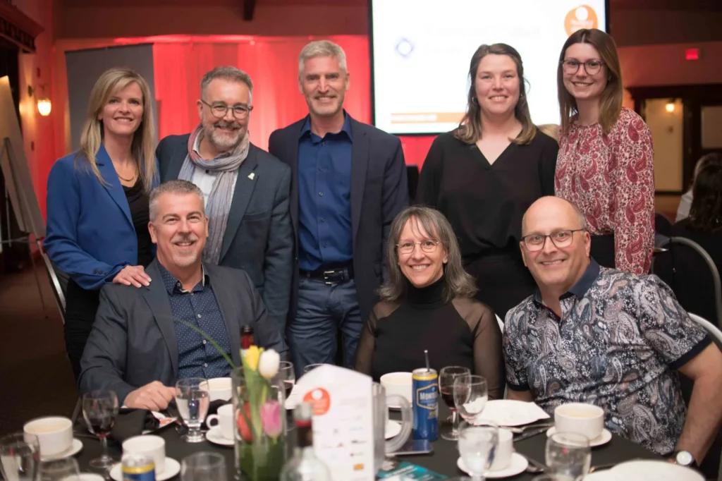 Groupe d’adultes souriants lors d’un dîner événementiel