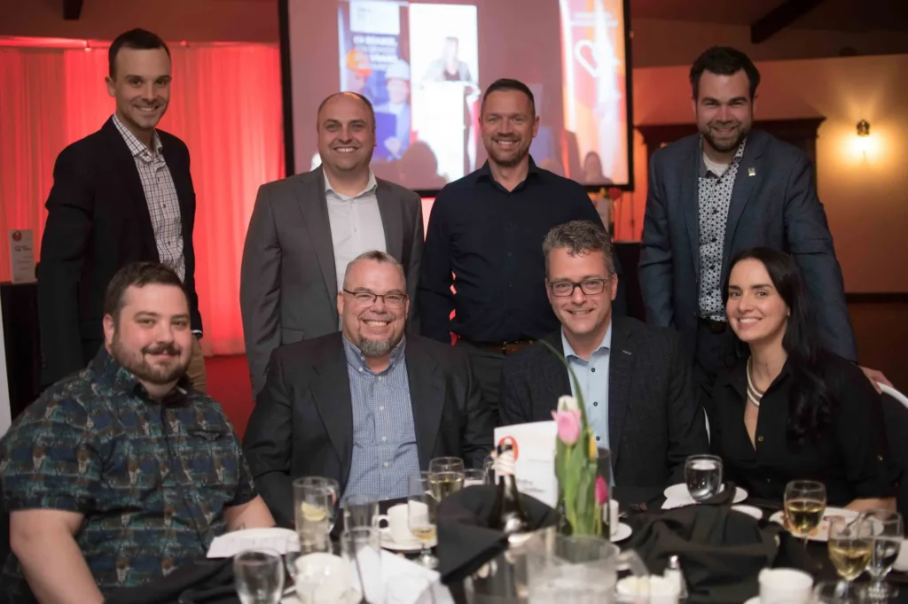 Groupe de professionnels lors d’un dîner événementiel