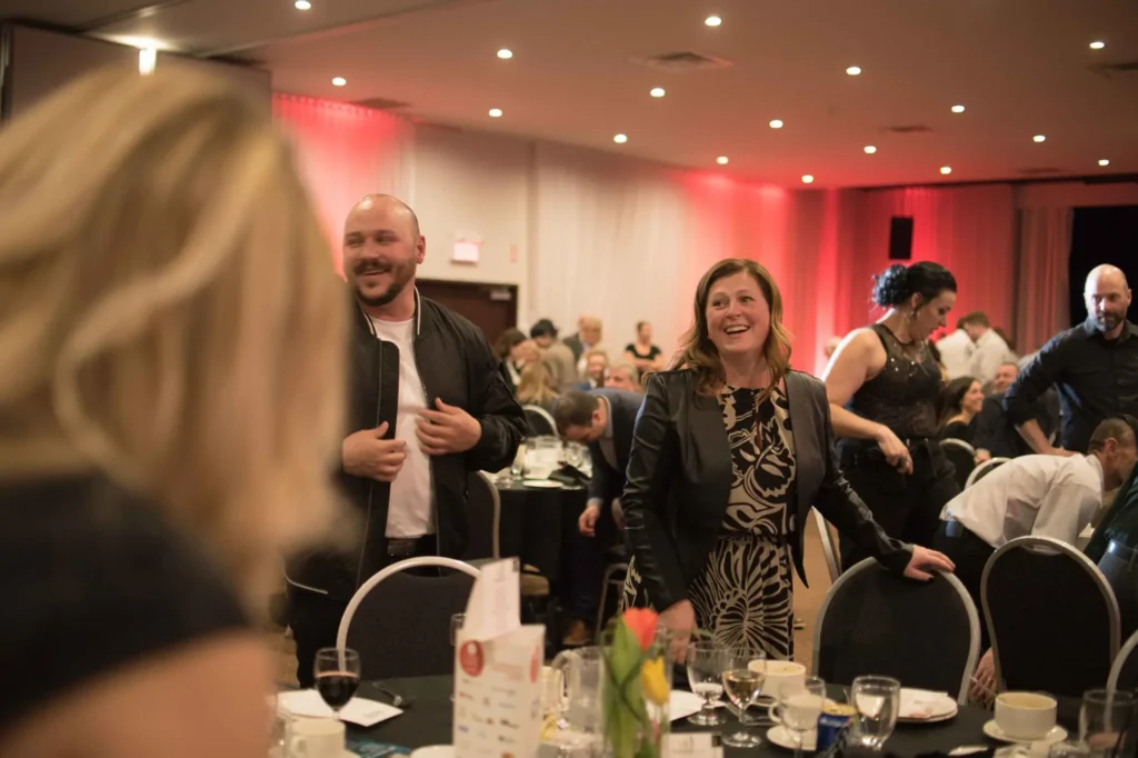 Invités souriants lors d’un dîner de gala