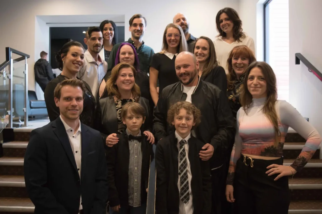 Groupe de personnes posant sur un escalier intérieur
