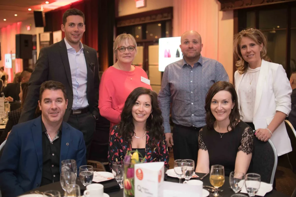 Groupe d’adultes posant lors d’un dîner événementiel