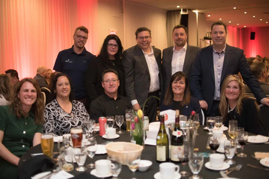 Groupe d’adultes lors d’un dîner professionnel