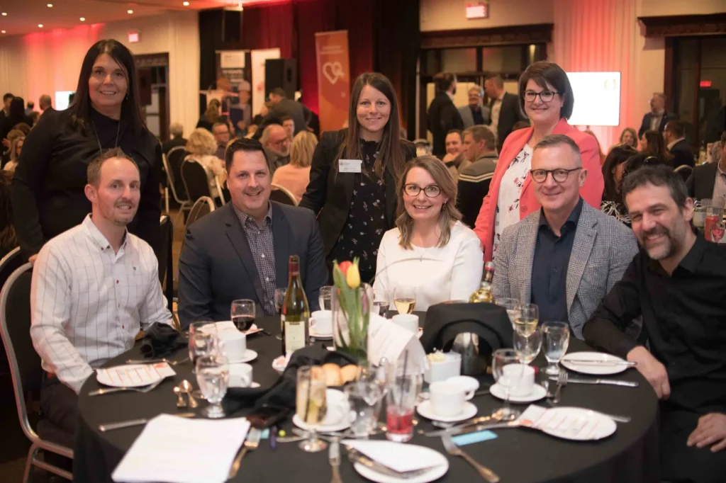 Groupe d'adultes lors d'un dîner de gala