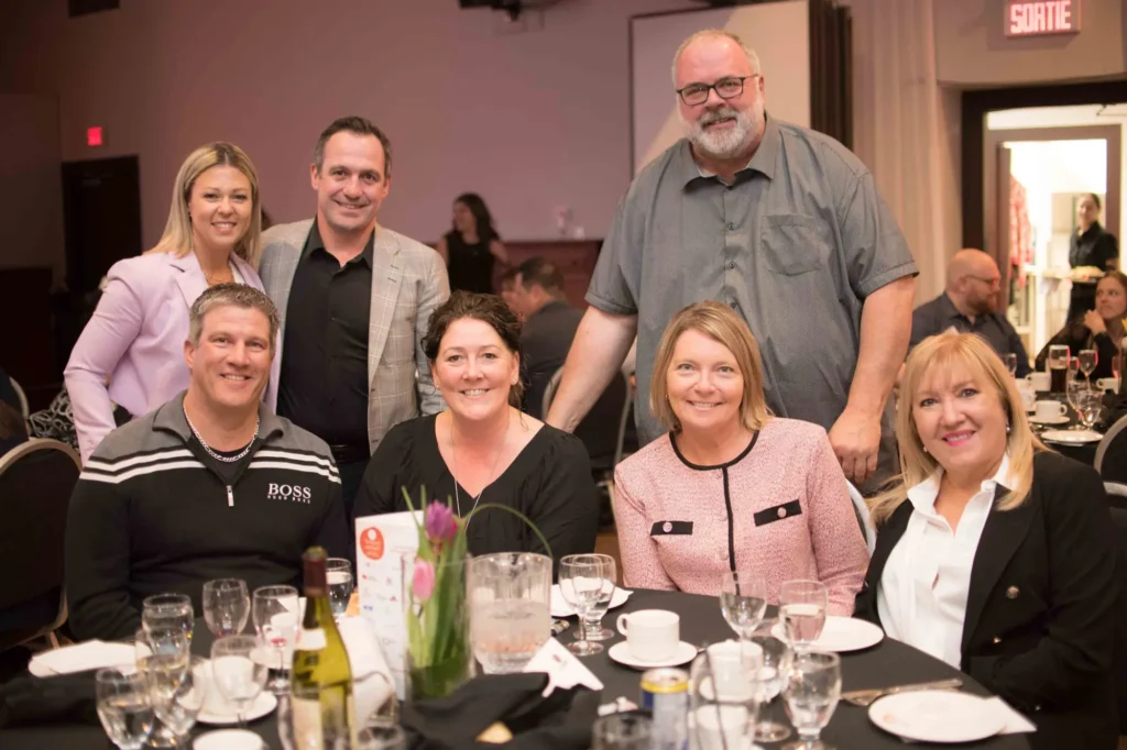 Groupe d’adultes souriants lors d’un dîner événementiel