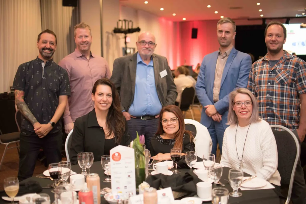 Groupe d’adultes lors d’un dîner événementiel