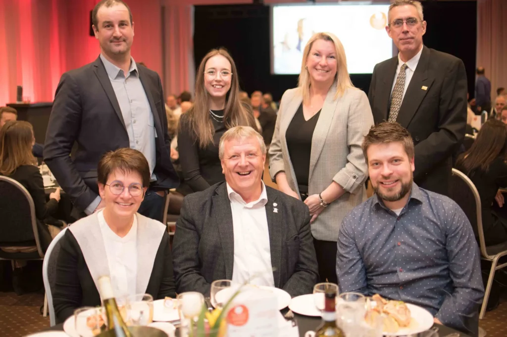 Groupe d’adultes souriants lors d’un dîner formel