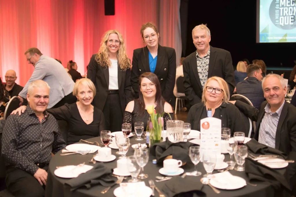 Groupe d’adultes lors d’un dîner de gala