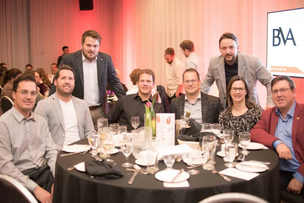 Groupe de professionnels lors d’un dîner d’entreprise