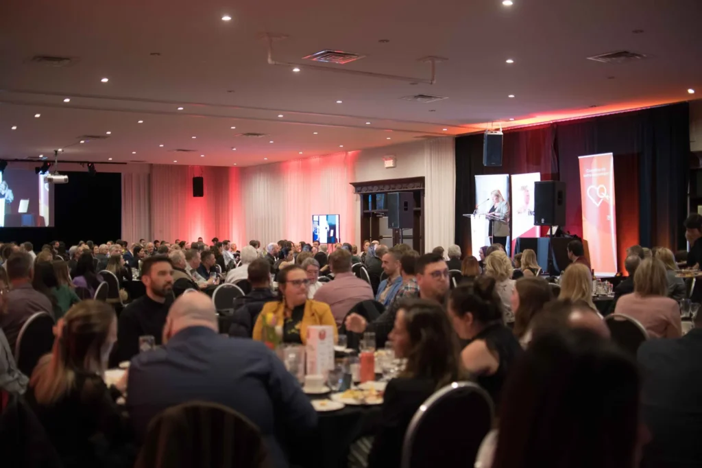 Conférence dans une salle de banquet éclairée en rouge