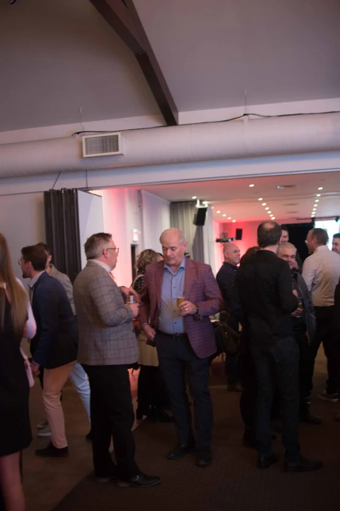 Networking professionnel lors d’un cocktail en intérieur