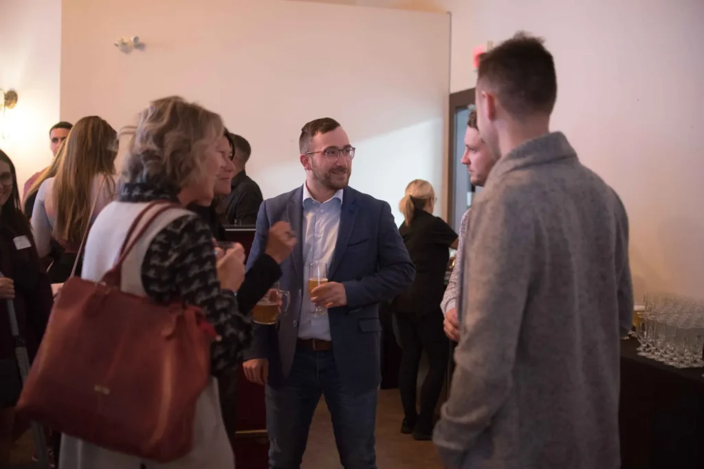 Échange convivial lors d’un événement professionnel