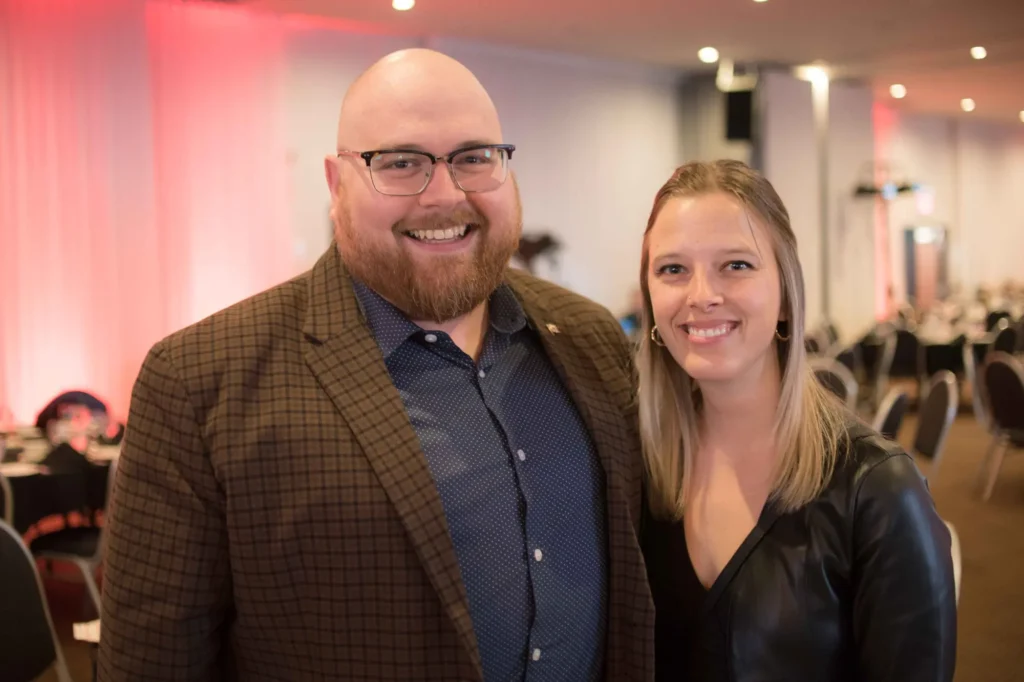 Couple souriant lors d’un événement en salle