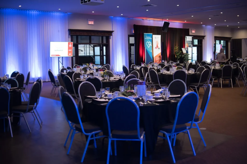Salle de banquet préparée pour événement professionnel
