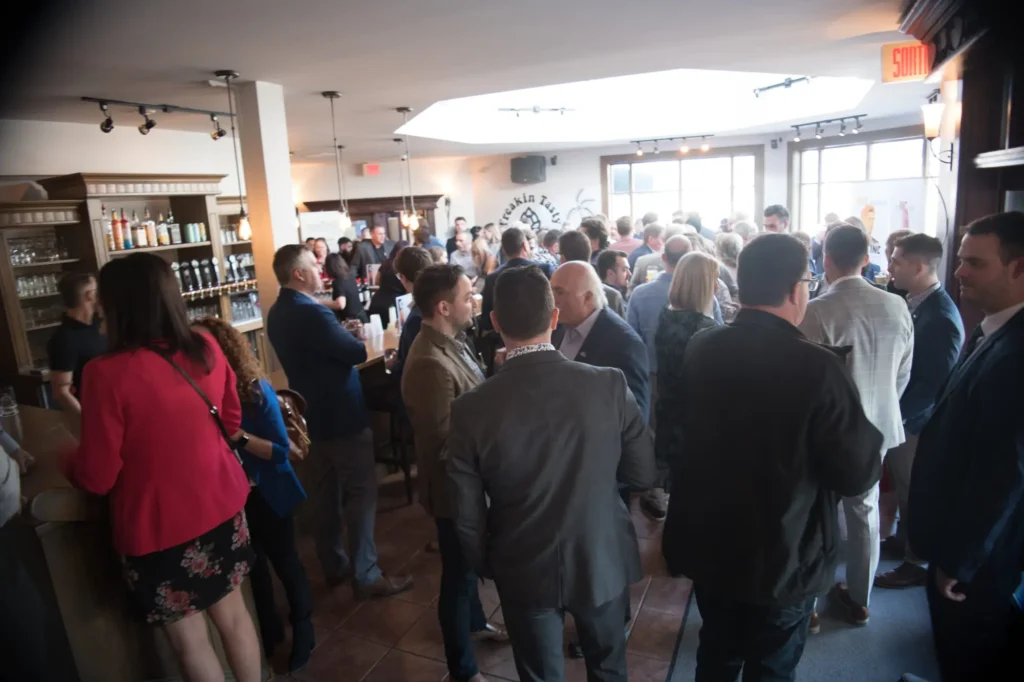 Soirée networking dans un bar bondé