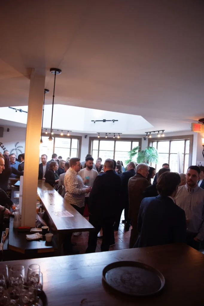 Soirée networking dans un bar animé