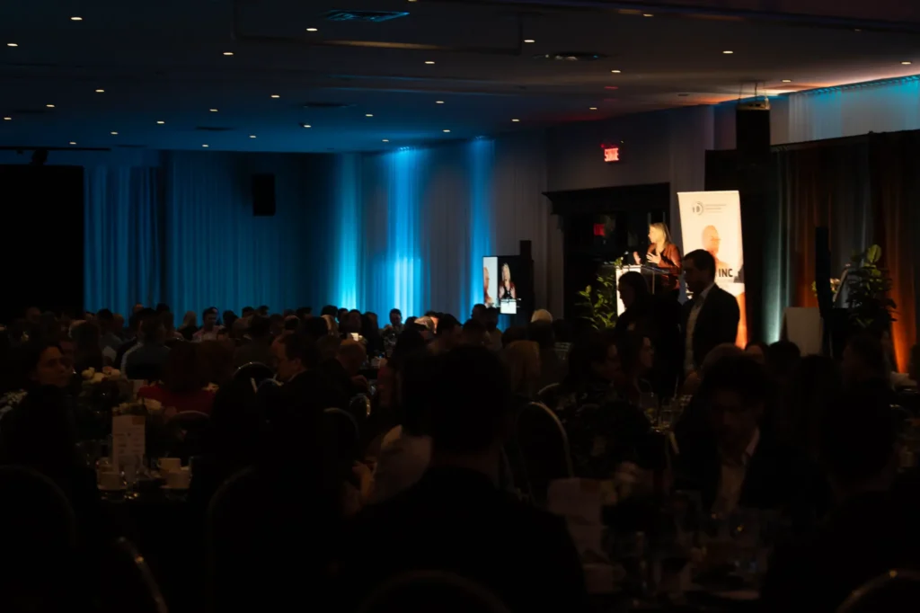 Conférence lors d’un gala avec public nombreux