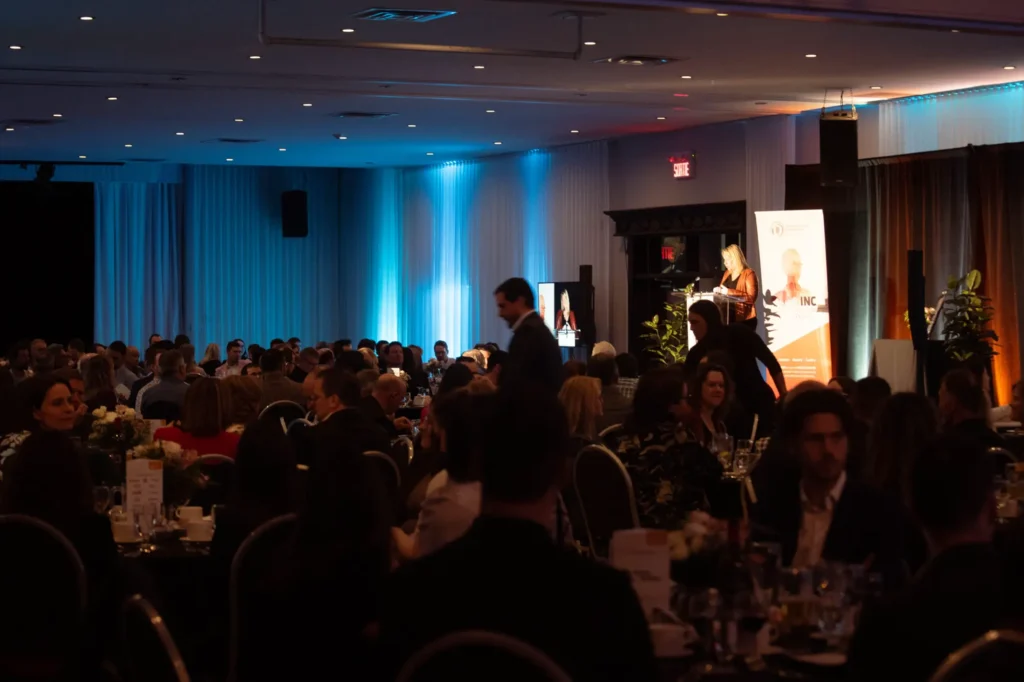 Conférence lors d’un dîner de gala professionnel