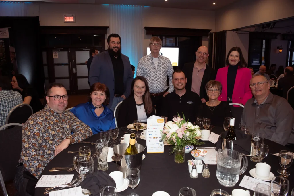 Groupe d’adultes posant lors d’un dîner événementiel