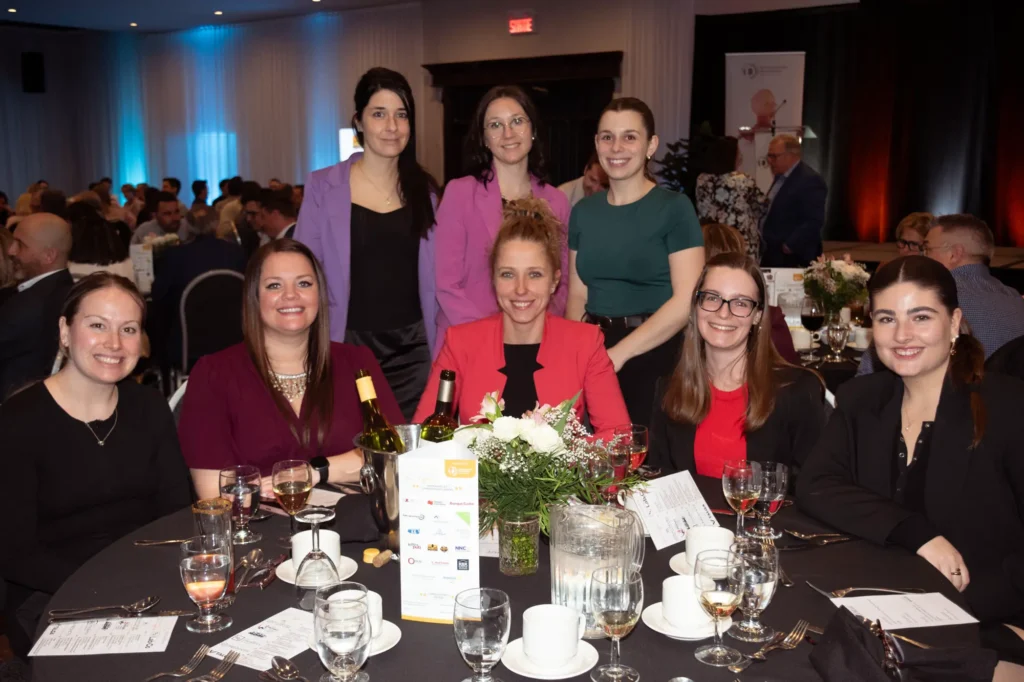 Groupe de femmes lors d’un dîner de gala