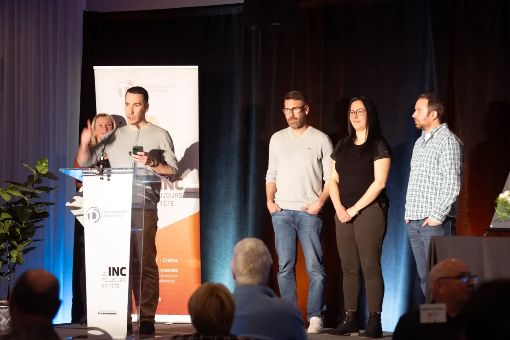 Conférence économique avec intervenants sur scène