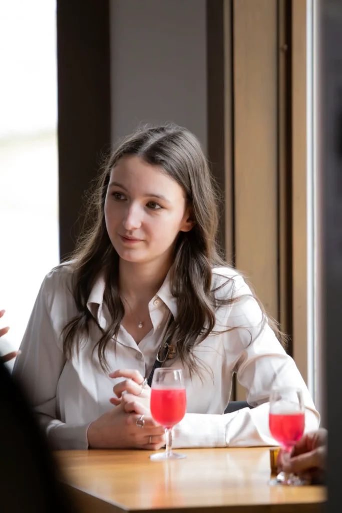 Jeune femme discutant autour d’un verre rouge