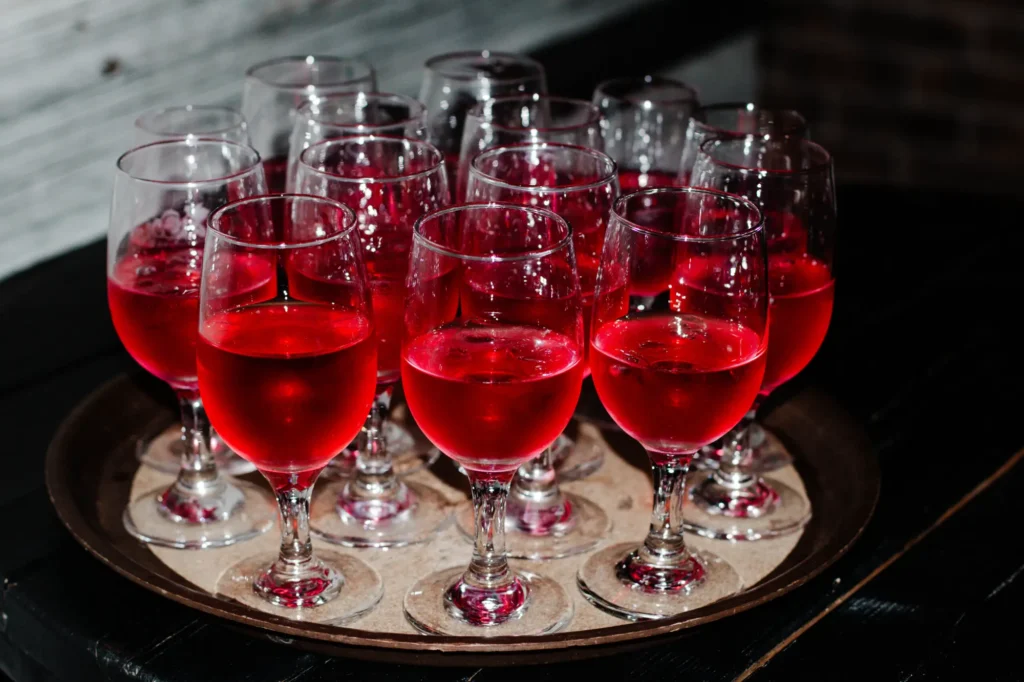 Verres de cocktail rouge sur plateau