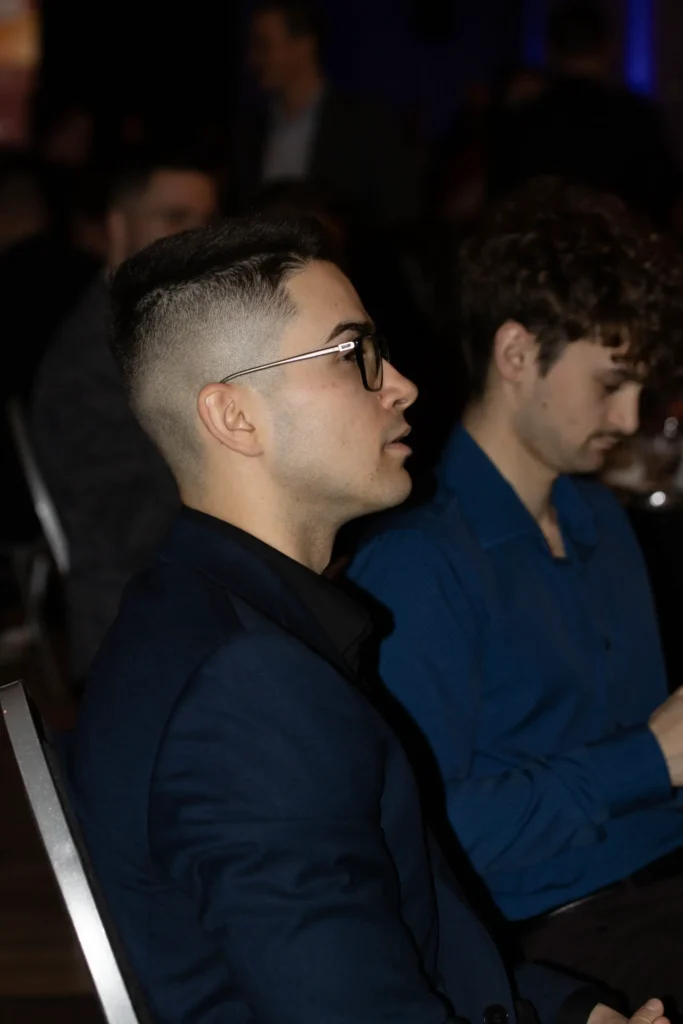 Homme en costume avec lunettes, profil