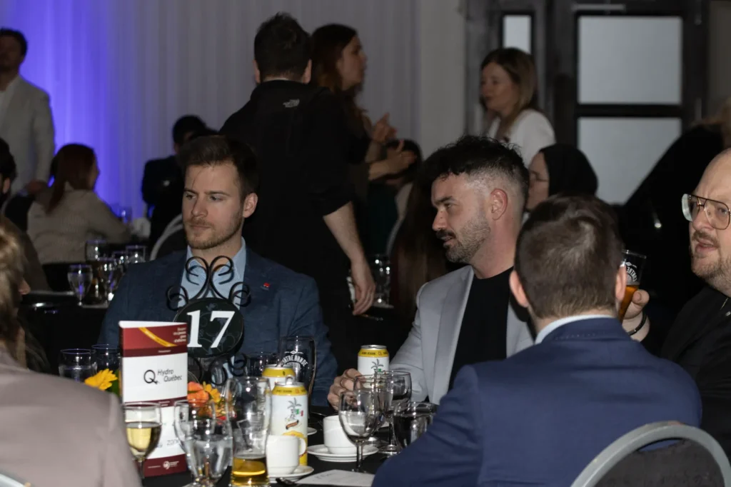 Invités discutant à une table lors d’un gala