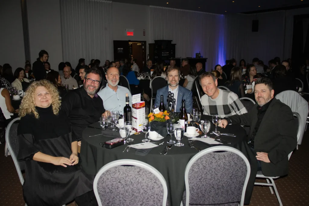 Invités souriants autour d’une table de gala
