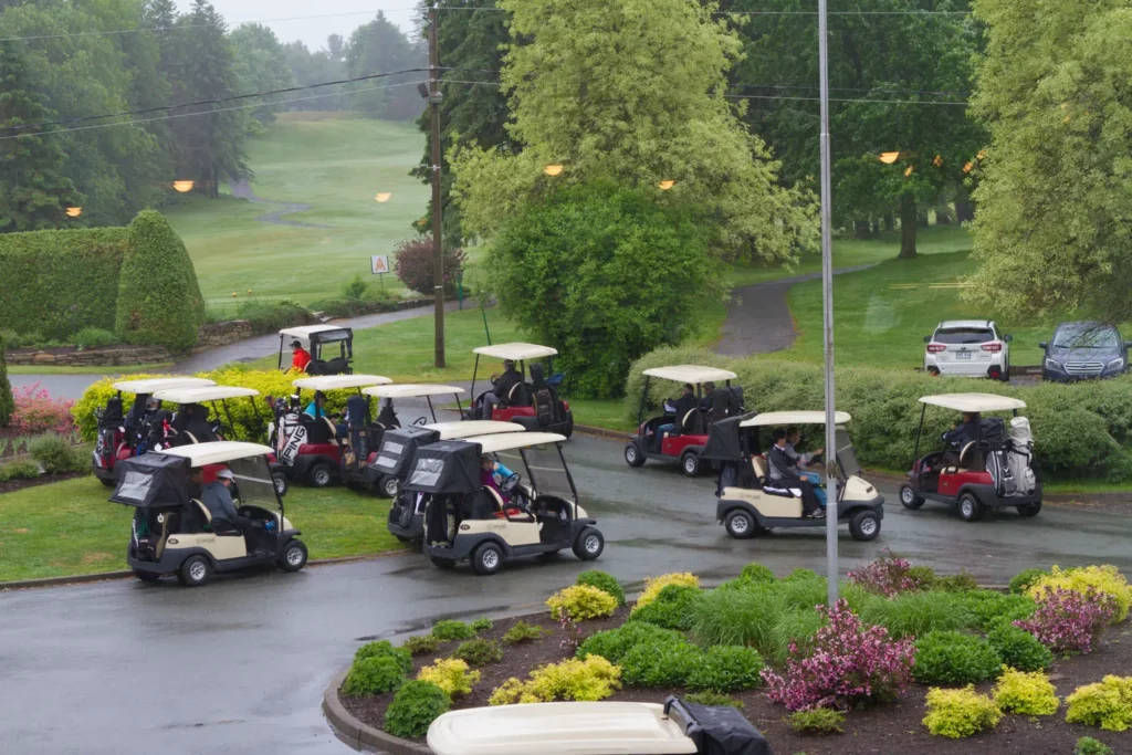Voiturettes de golf alignées sous la pluie
