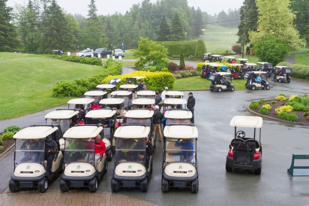 Voiturettes de golf alignées sous la pluie