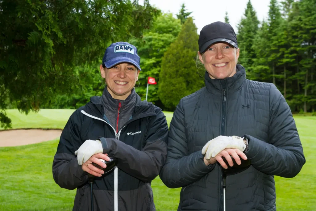 Deux femmes souriantes sur un parcours de golf