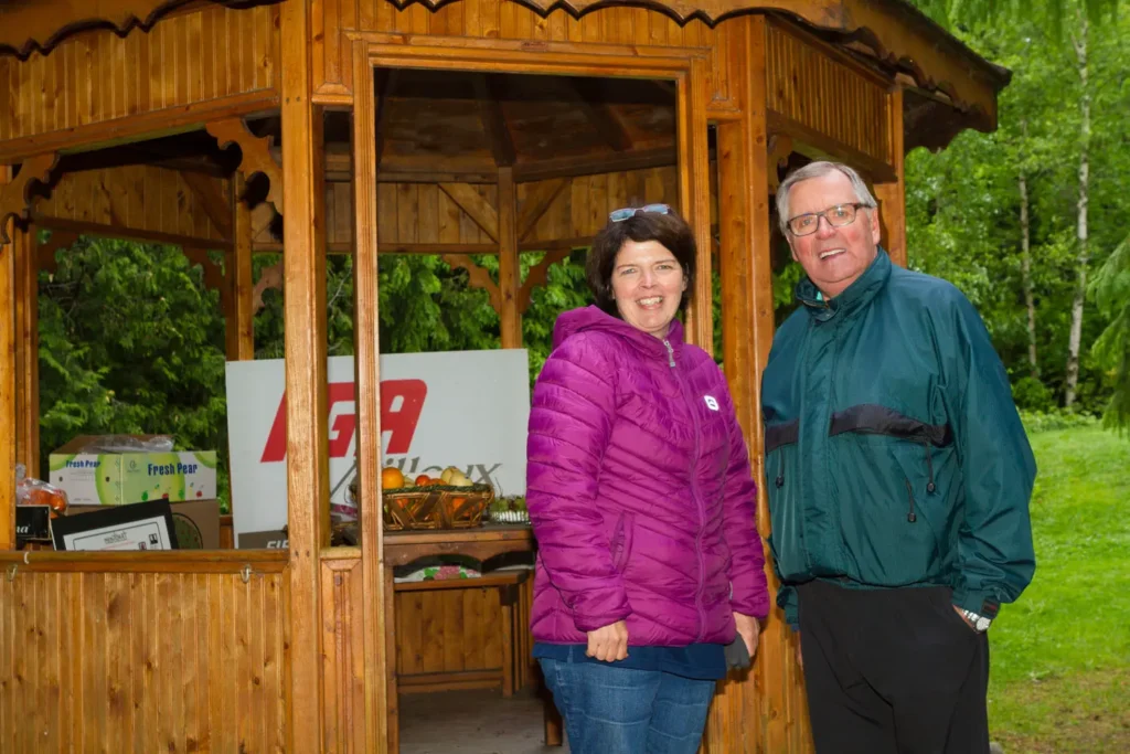 Deux personnes devant un kiosque en bois