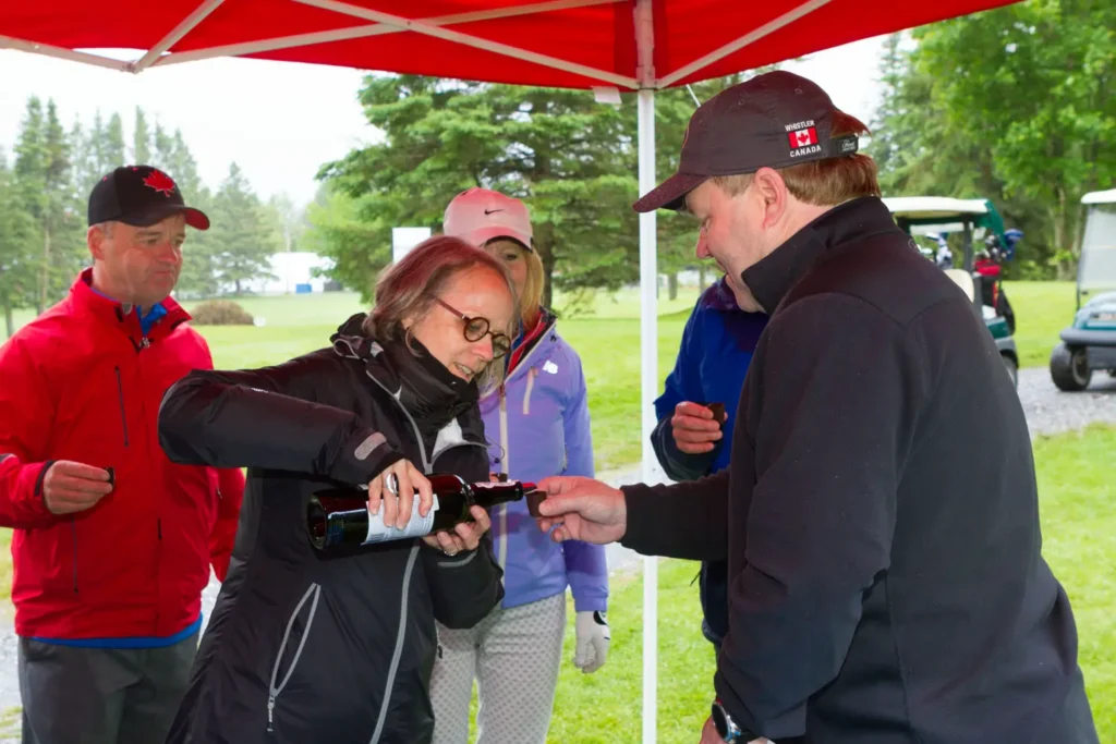 Dégustation de vin sous tente sur golf