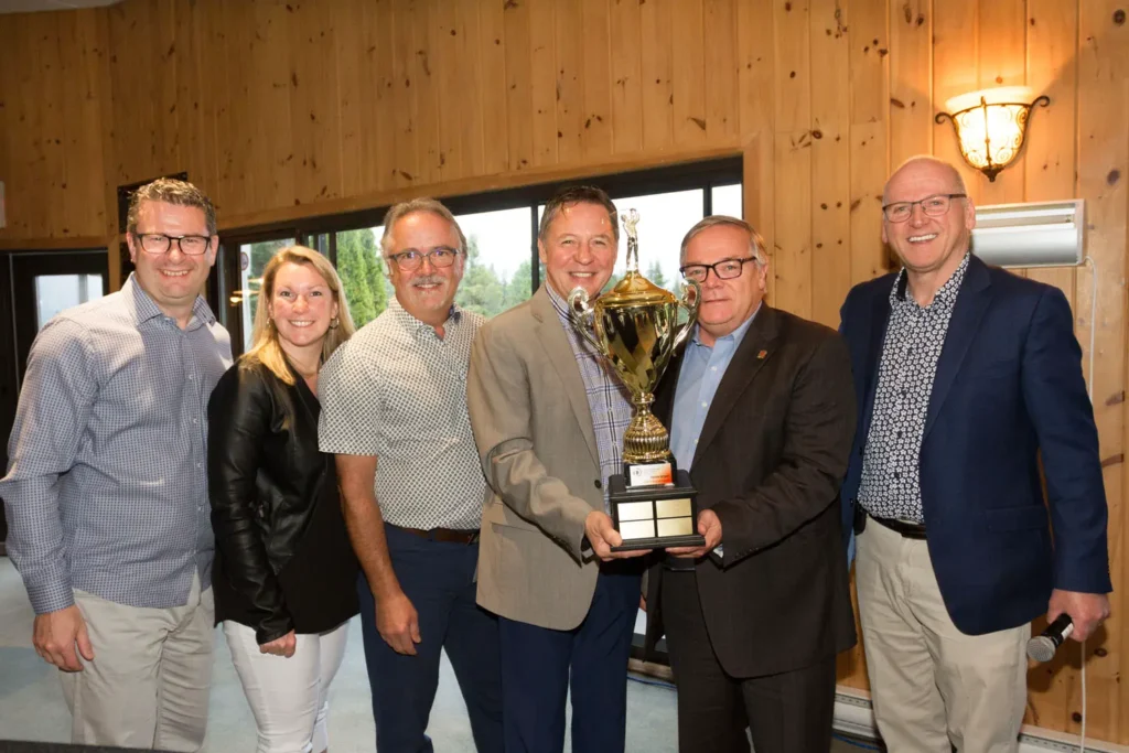 Groupe recevant un trophée lors d’une cérémonie