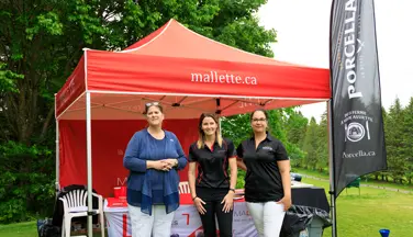 Trois femmes sous tente rouge mallette.ca