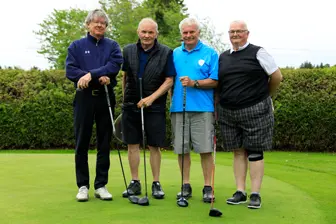 Quatre hommes sur un parcours de golf
