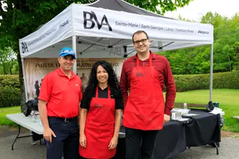 Trois personnes sous tente BVA extérieure