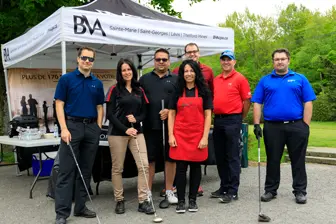 Équipe sous tente lors d’un événement golf
