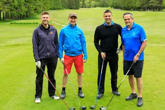 Quatre hommes sur un parcours de golf