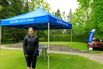 Stand Cliché Auto Ford avec hôtesse et voiture
