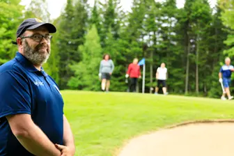 Homme près d’un bunker sur un parcours de golf
