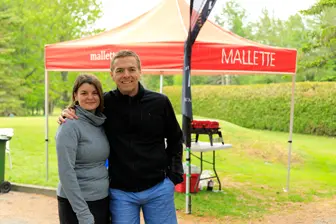 Couple souriant sous tente rouge MALETTE