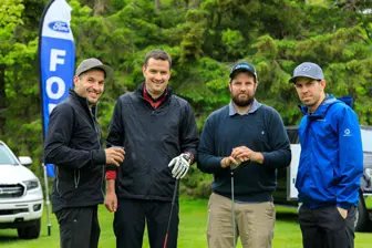 Quatre hommes sur un parcours de golf