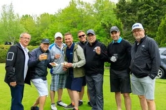 Groupe d’hommes posant sur un parcours de golf
